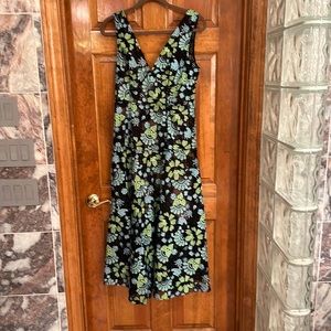 Beautiful embroidered dress!🖤💚